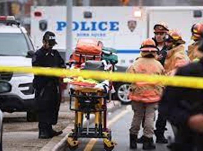 Ataque a tiros deixa 29 feridos em metrô de Nova York; polícia encontra arma na estação