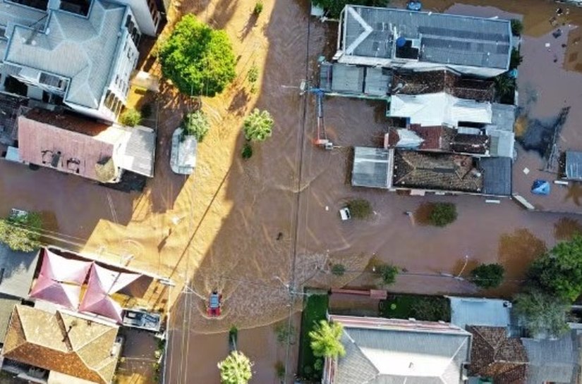 Sobe para 100 o número de mortos após enchentes que atingem o RS