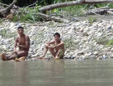 'Irmãos na floresta': a luta para proteger aldeia isolada da Amazônia