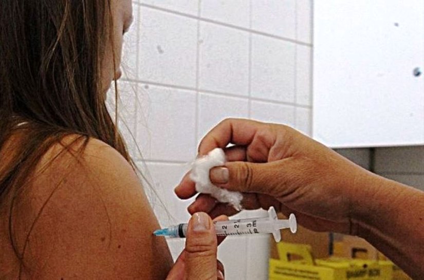 Por que Brasil vacinou 88 milhões em 3 meses contra H1N1 e agora patina contra covid-19