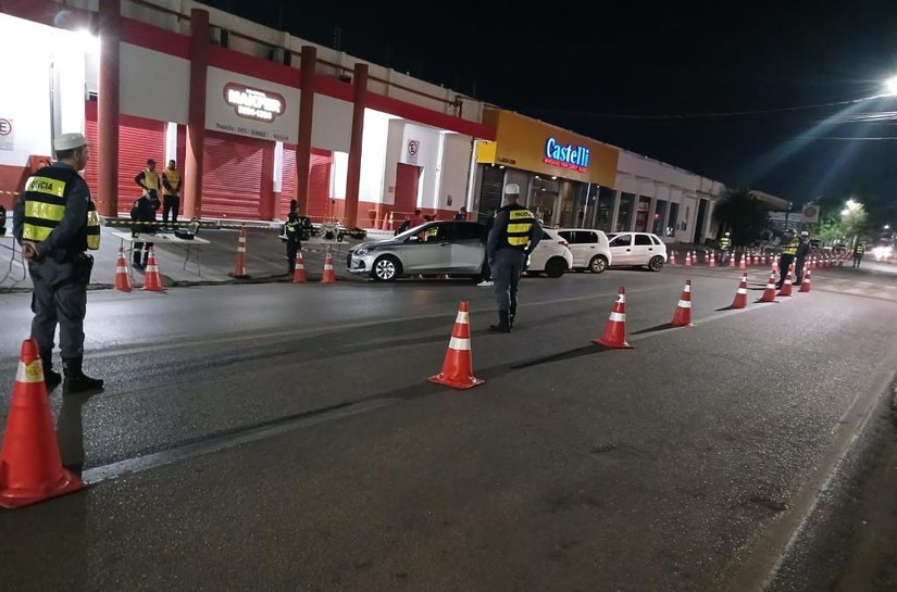 Doze condutores são presos e 36 veículos removidos em operações Lei Seca em Cuiabá