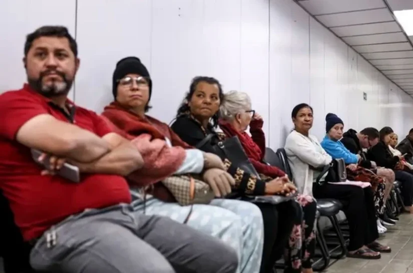 IA vai decidir sua vez na fila do SUS? Propostas de candidatos da esquerda à direita não são simples de implementar