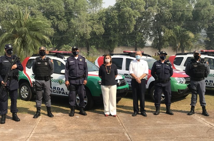 Veja Fotos: Prefeita de Várzea Grande entrega armamentos e 4 novas viaturas para a Guarda Municipal