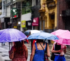 Primeiro grande frio do ano: o que esperar de frente fria que deve derrubar as temperaturas na próxima semana