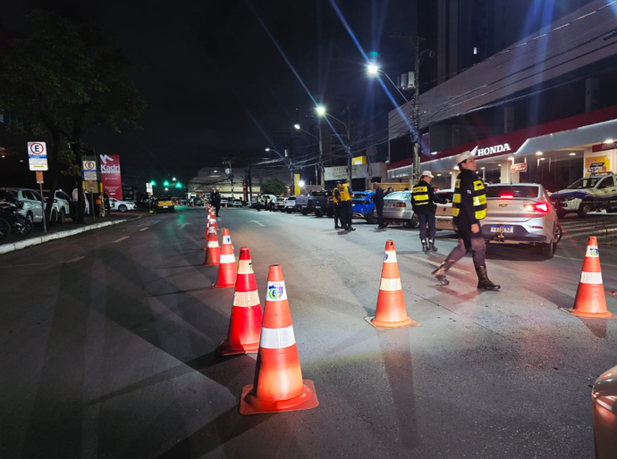 Fiscalização prende 12 condutores embriagados na avenida Isaac Póvoas na madrugada deste domingo (19)