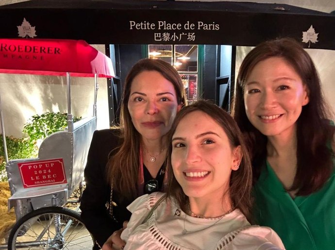 Primeira-dama de MT apresenta projetos sociais a empresária na China