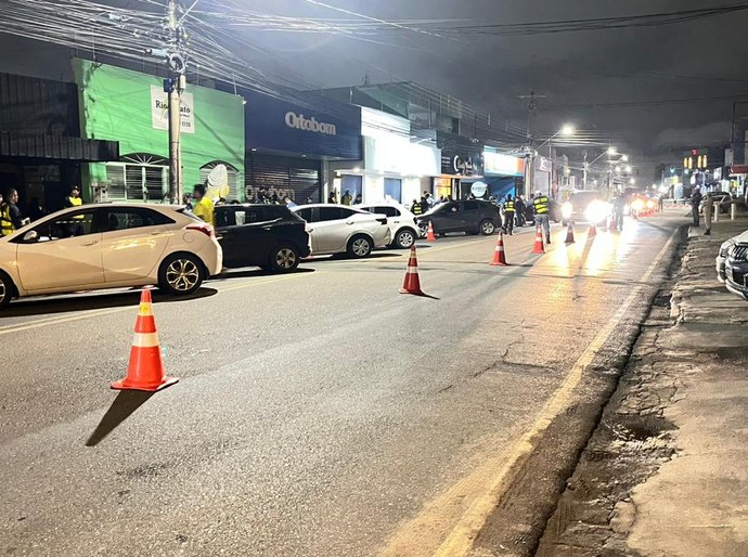 Operação Lei Seca resulta na prisão de nove pessoas na Avenida Carmindo de Campos, em Cuiabá