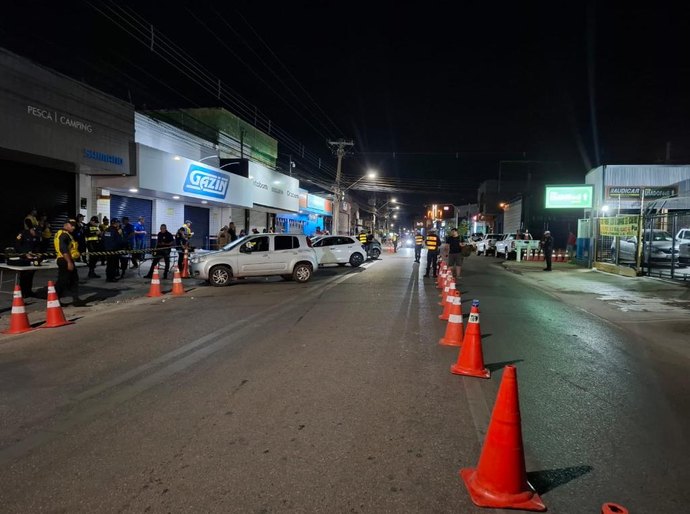 Operação Lei Seca prende nove pessoas e remove 53 veículos na madrugada desta sexta-feira,15