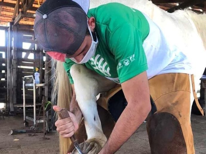 Pequenos criadores de gado de assentamento de VG são contemplados com curso de casqueamento