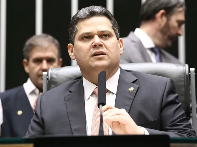 Alcolumbre mantém votação de quebra de sigilo de Lulinha por CPMI do INSS