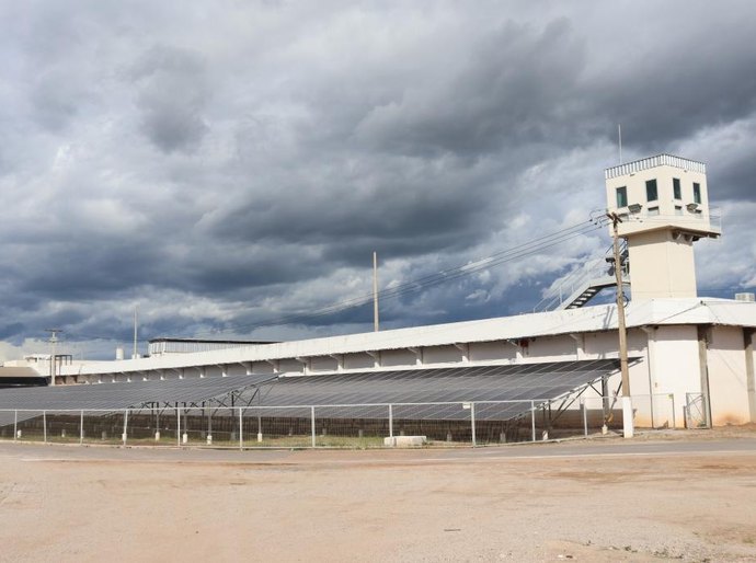 Policial penal é preso com celulares na Penitenciária Central: Um alerta para a deterioração do sistema de segurança pública