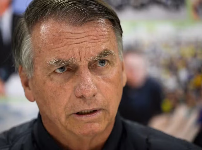 TJ do DF condena Jair Bolsonaro a pagar R$ 150 mil por imagens de crianças 'fazendo arminha' e fala sobre 'pintar um clima'