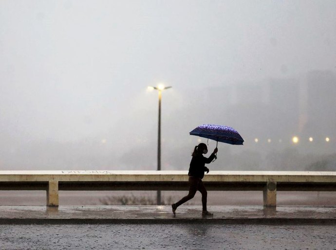 Após 118 dias de seca, volta a chover em Brasília