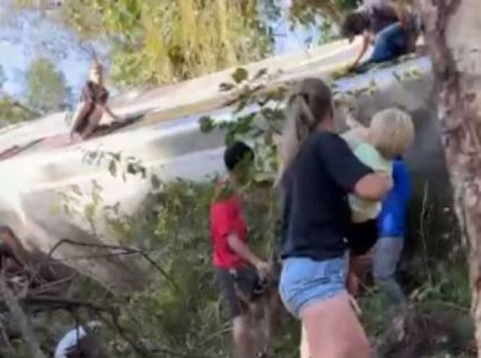 Tragédia na Serra de São Vicente: Micro-ônibus despenca de ribanceira, mata duas idosas e deixa mais de 30 feridos