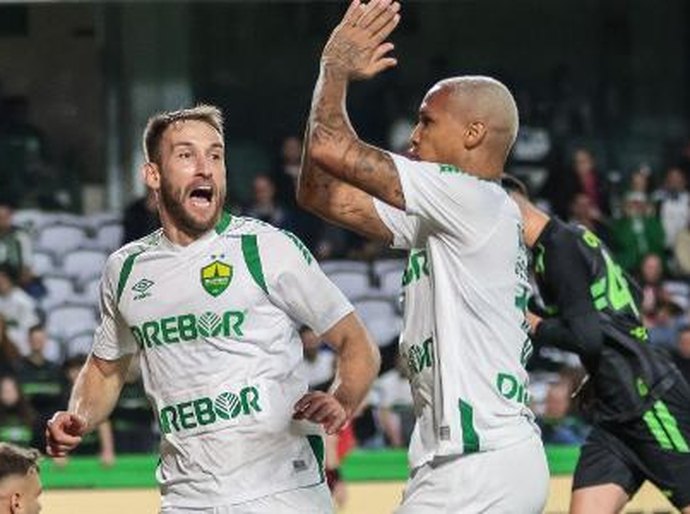 Cuiabá vence e afunda Coritiba com golaço e mais um de Deyverson