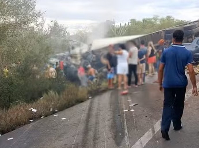 Colisão entre van e caminhão na BR-116 provoca 15 mortes