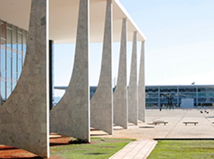 Ministra suspende queixa-crime de Dilma Rousseff contra Bolsonaro até fim do mandato presidencial