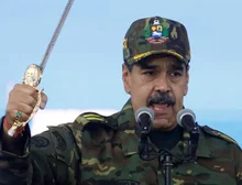 A escalada da tensão entre Venezuela e EUA, dia a dia: bombardeios no Caribe, porta-aviões e ameaça direta de ataque