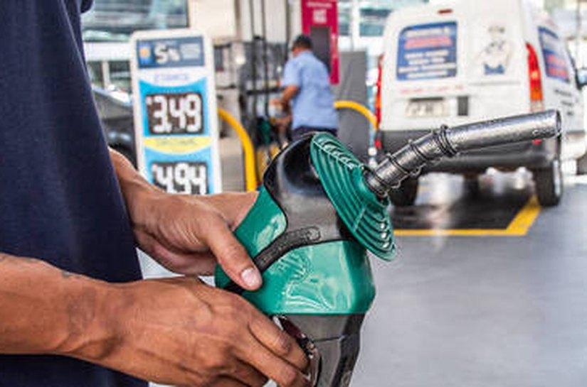 Gasolina deve ficar R$ 0,34 mais cara a partir de sábado com volta de impostos