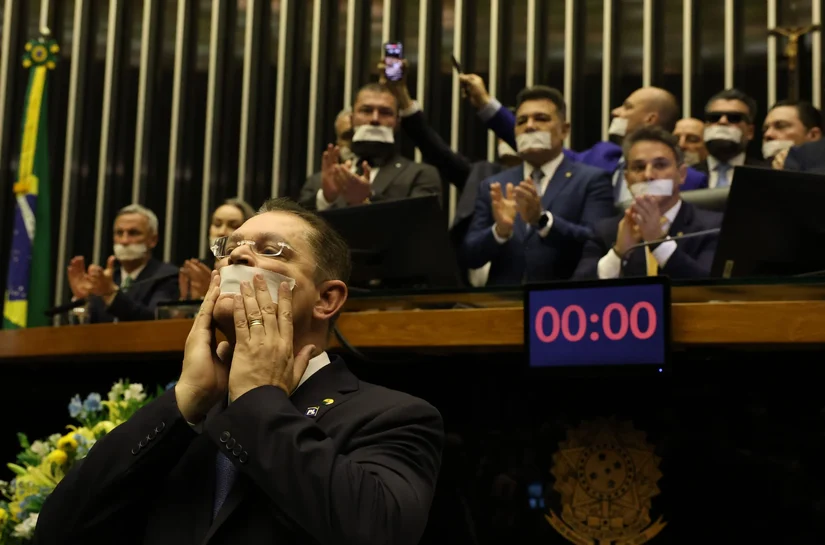 Hugo convoca sessão e ameaça punir deputados por ocupação do plenário