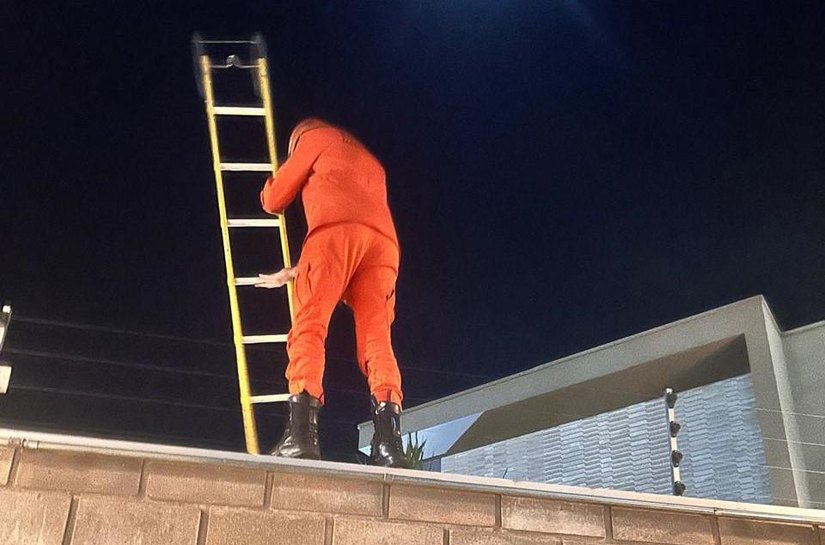 Bombeiros militares resgatam idosa de 63 anos que ficou presa em fosso