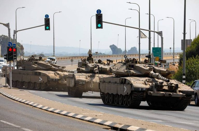 Tropas de Israel se posicionam perto de Gaza; prazo para que civis deixem suas casas no norte está perto do fim