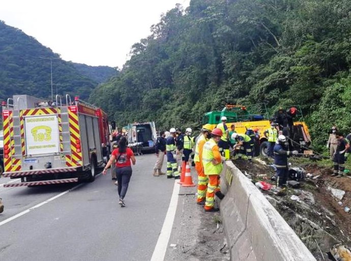 Acidente com ônibus deixa ao menos 19 mortos e 33 feridos no Paraná