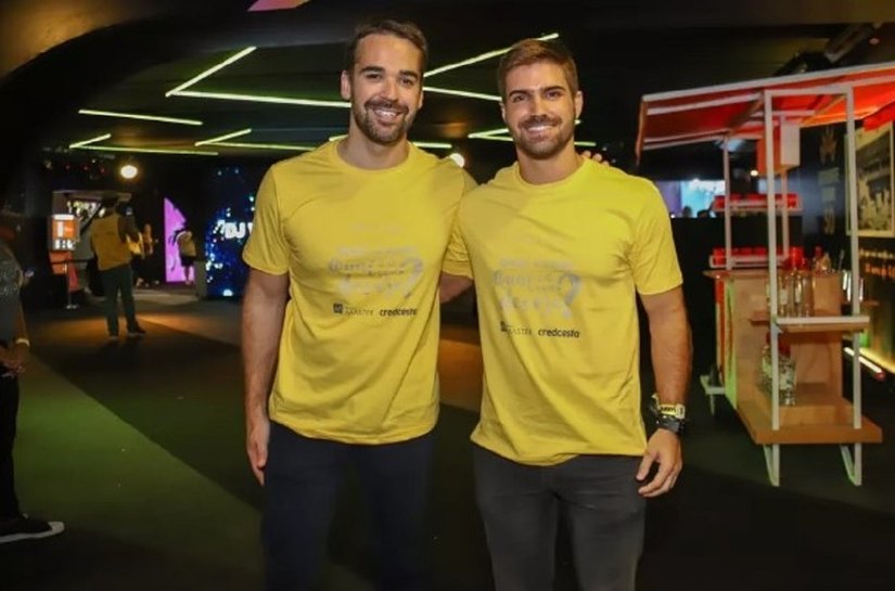 Eduardo Leite e namorado visitam camarote durante carnaval na Sapucaí