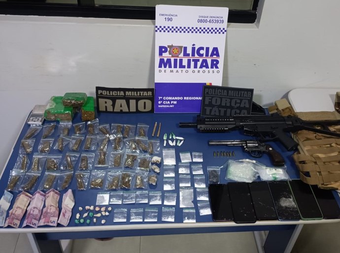 PM apreende 93 porções de drogas, simulacro de fuzil e detém 3 suspeitos por associação criminosa