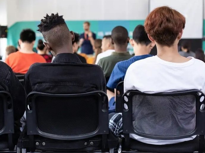 Novo ensino médio: relator retoma carga horária de formação básica