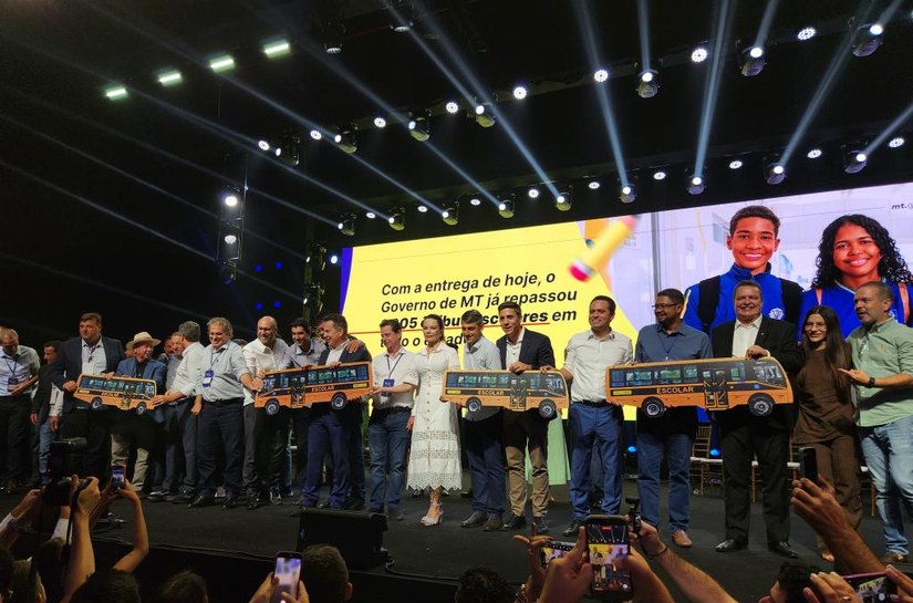 Governo de MT entrega 300 ônibus escolares aos municípios com investimento de R$ 128,7 milhões