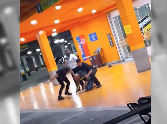 Espancamento até a morte de cliente negro em um mercado põe sob lupa o racismo no Brasil