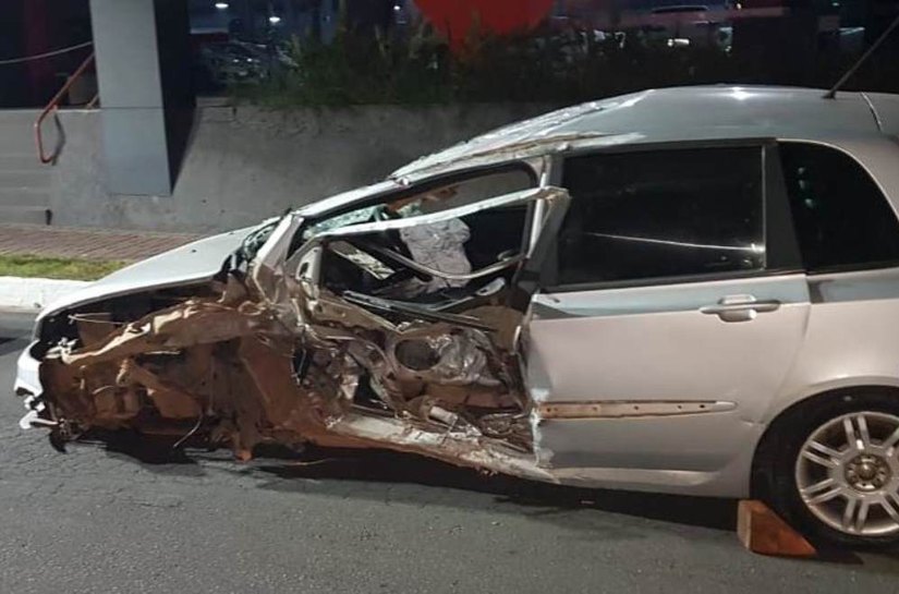 Veja Fotos e Vídeo: Motorista ‘bate’ em poste do VLT na Avenida da FEB em VG e capota veículo