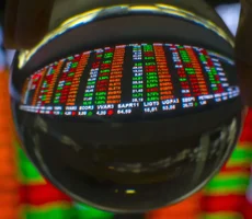 Ibovespa fecha aos 198 mil pontos em novo recorde; dólar cai a R$ 4,99