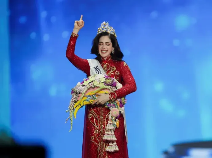 Mexicana Fátima Bosch, que reagiu à bronca de organizador, é coroada Miss Universo