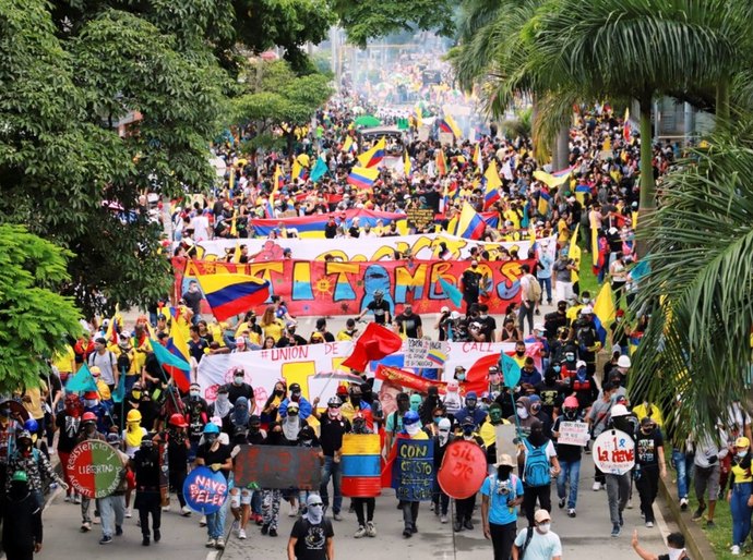 Colômbia: presidente Iván Duque envia exército a Cali após manifestação com quatro mortos; veja vídeo de confrontos