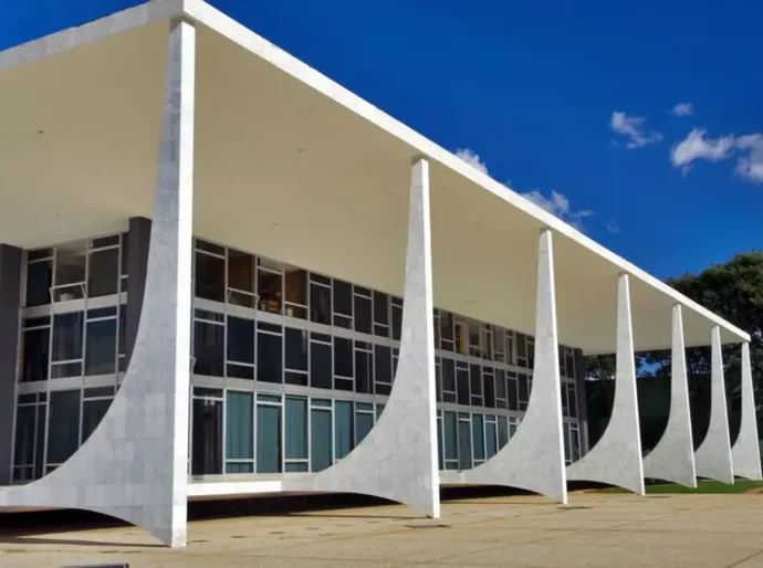 Após fuga de ex-diretor da PRF, Moraes ordena prisão domiciliar de outros 10 condenados por golpe: o que se sabe