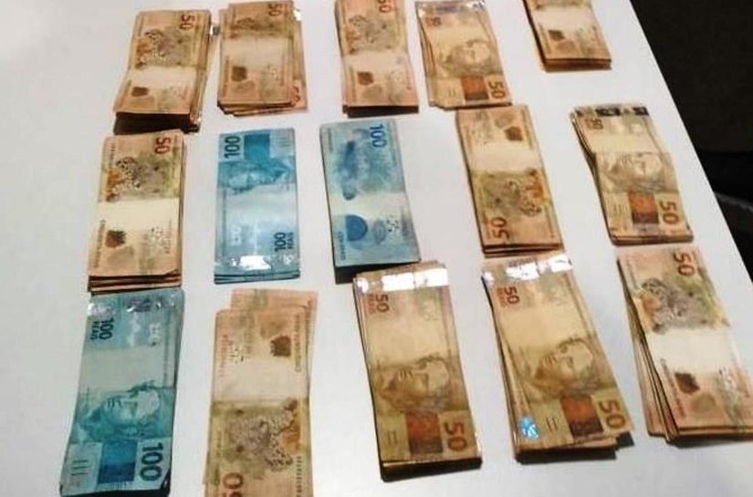 Em fuga, homem provoca acidente e deixa R$ 14 mil espalhados no asfalto