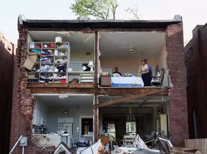 Tornados e tempestades deixam 21 mortos, destroem casas e formam nuvem de poeira nos EUA