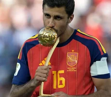 Rodri desbanca Messi e conquista Bola de Ouro da Copa do Mundo