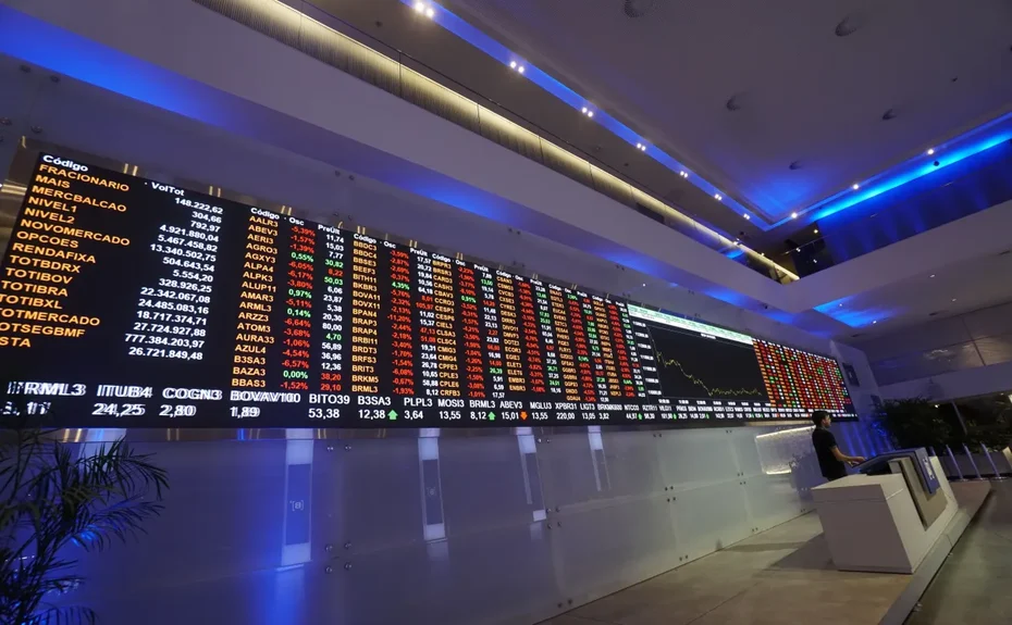 Ibovespa fecha acima dos 181 mil pontos pela 1ª vez; dólar cai a R$ 5,20