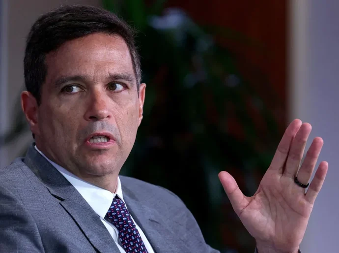 Campos Neto: IOF não é imposto para ricos e aumento encarece produção