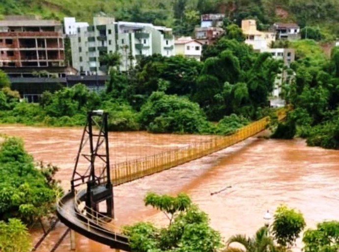 Ponte se rompe após chuvas e deixa moradores isolados em Nova Era (MG)