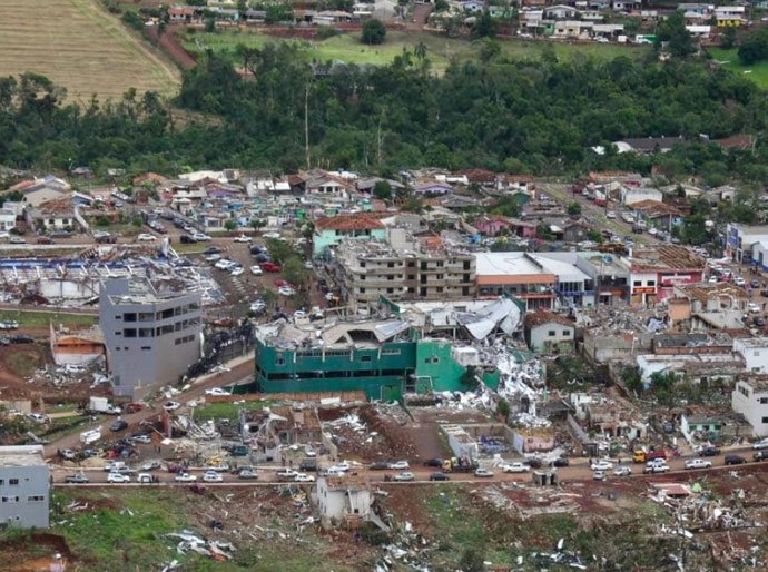 Tornado no Paraná deixa ao menos 1.000 pessoas desalojadas