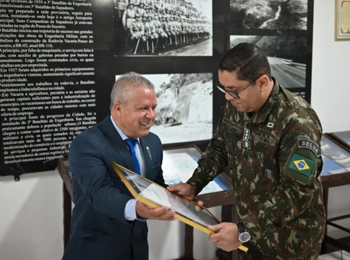 Presidente da Câmara de Cuiabá homenageia comandante do 9º BEC