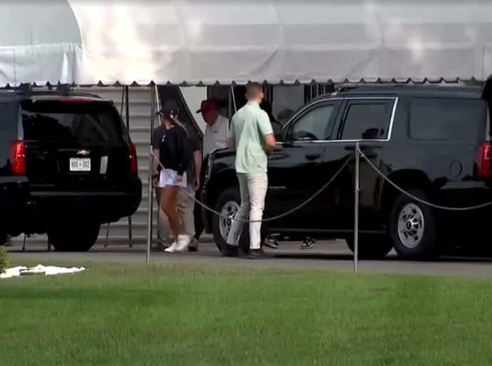 Trump joga golfe nos EUA após ser alvo de fake news sobre morte