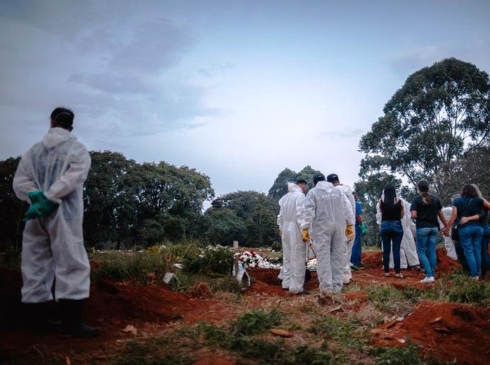 Brasil registra 2.929 mortes por Covid-19 em 24 horas e passa de 370 mil óbitos