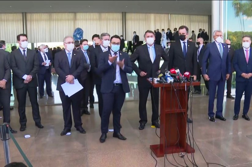 Bolsonaro anuncia comitê com o Congresso, mas insiste no 'tratamento precoce'