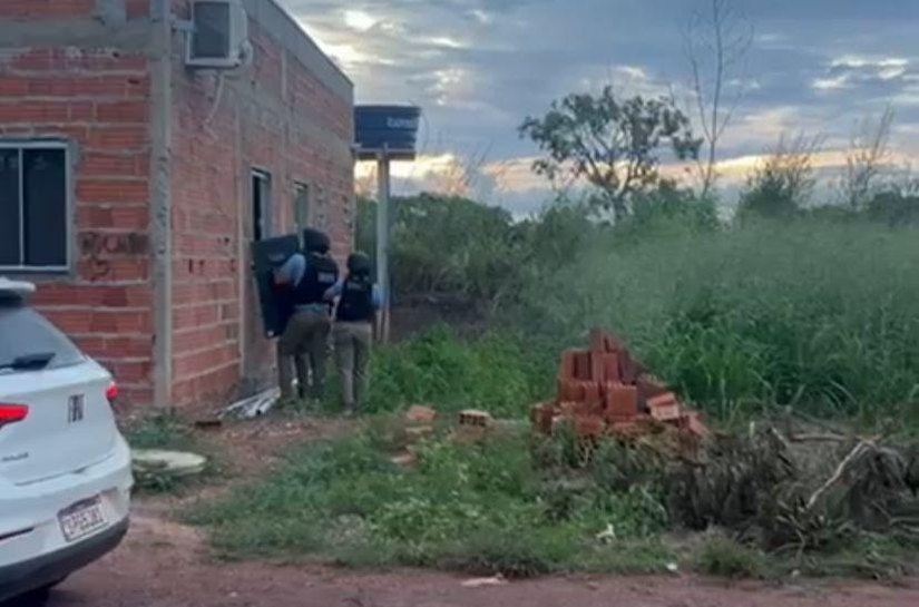 Polícia Militar liberta mãe e filhos mantidos reféns e prende homem foragido da Justiça