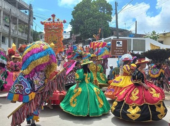 Do ateliê ao desfile: como são produzidos os figurinos que dão brilho ao maracatu pernambucano